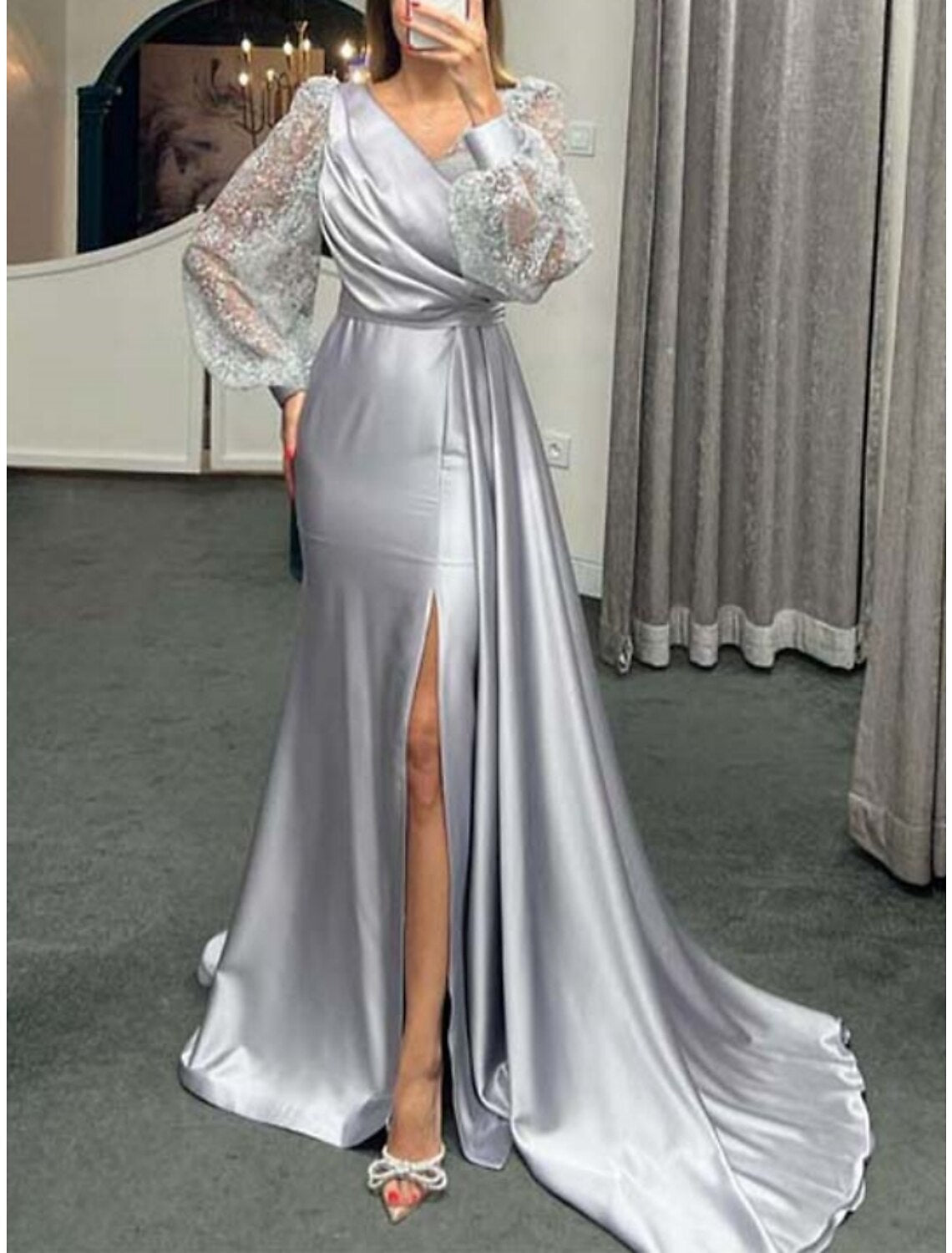 Abito da sera a trapezio, elegante, formale, rosso, verde, natalizio, con strascico, manica lunga, scollo a V, in raso con pieghe e spacco arricciato, 2025